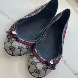 Gucci Beige and Navy Blue Logo Ballet Flats with Red detail.